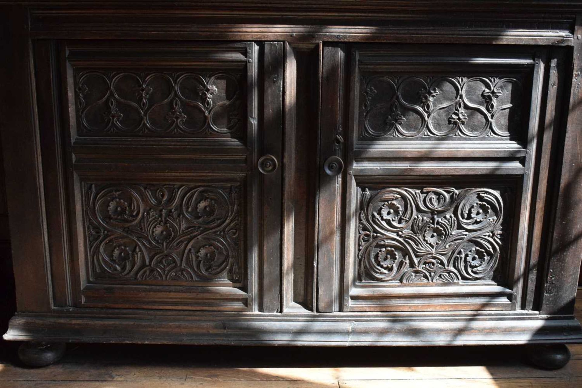 Early 17th Century English carved oak three-tier ‘court’ cupboard - Image 4 of 28