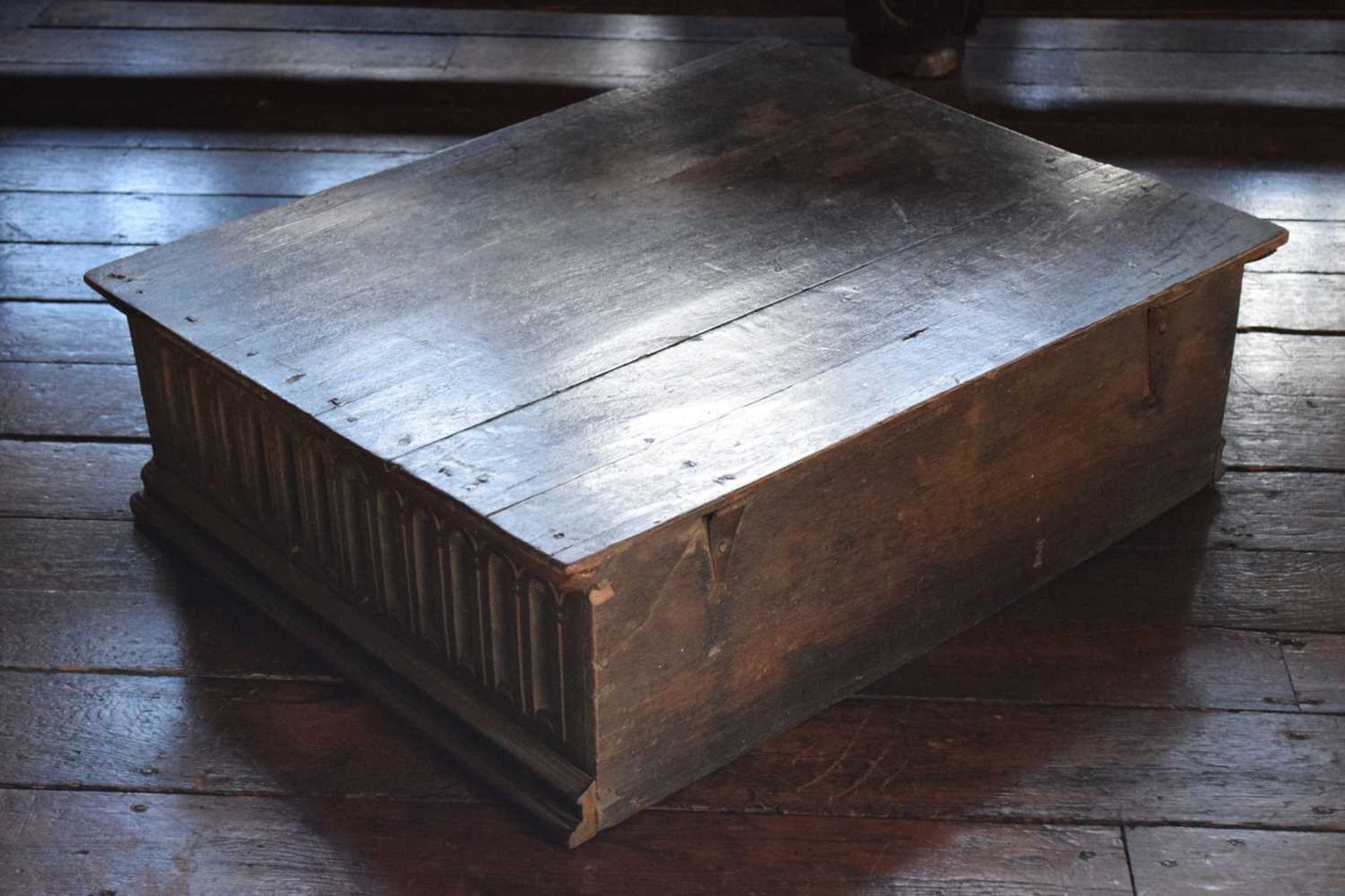 Large early 17th Century boarded oak box - Image 6 of 21