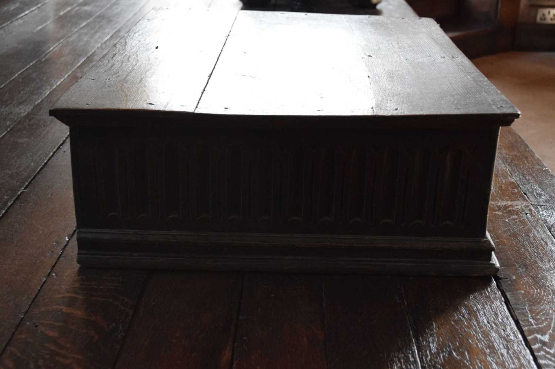 Large early 17th Century boarded oak box - Image 5 of 21