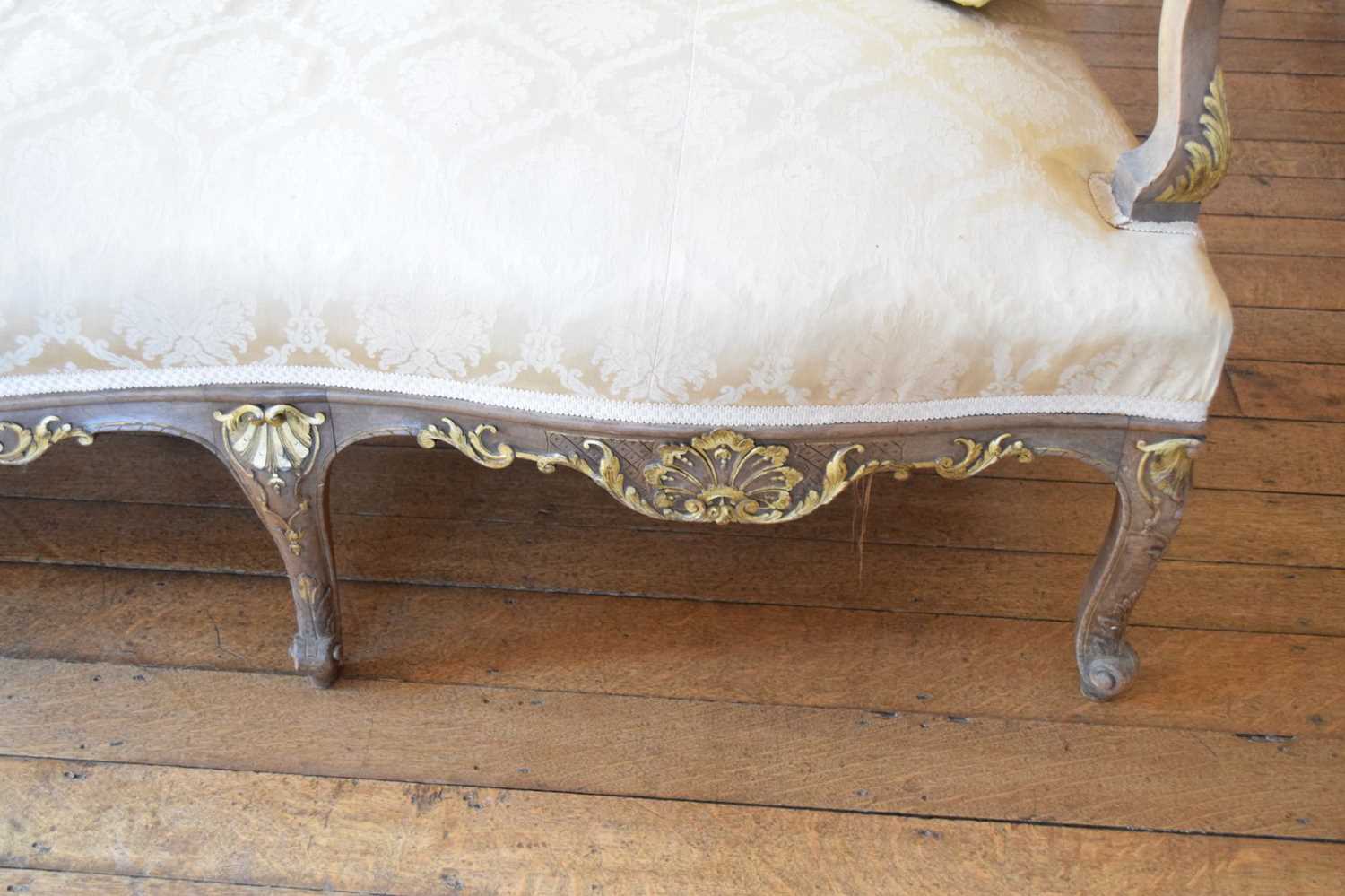 Early 20th Century carved beech and parcel-gilt settee - Image 10 of 12