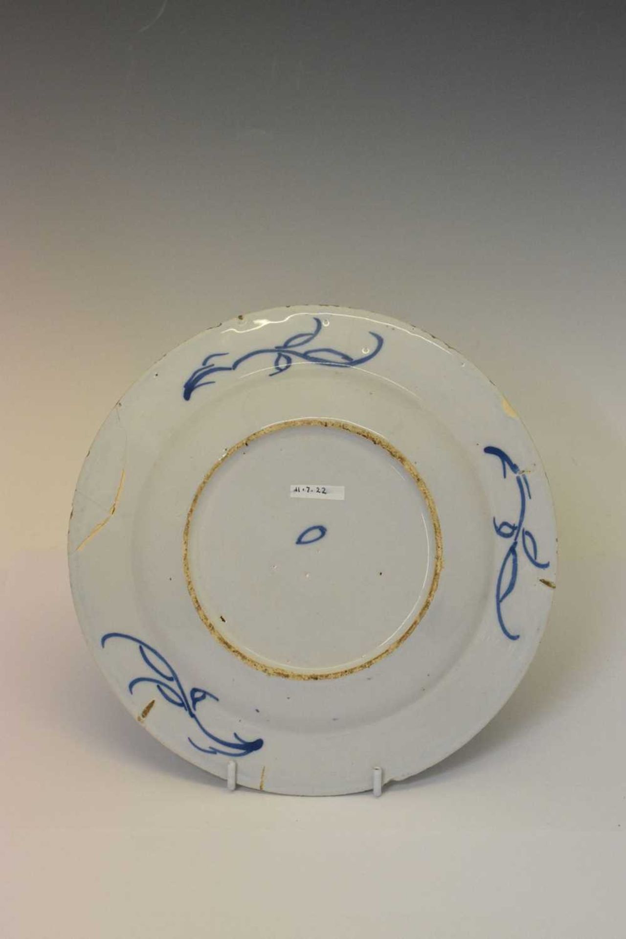 Two mid-18th Century Chinoiserie English delft plates - Image 9 of 10