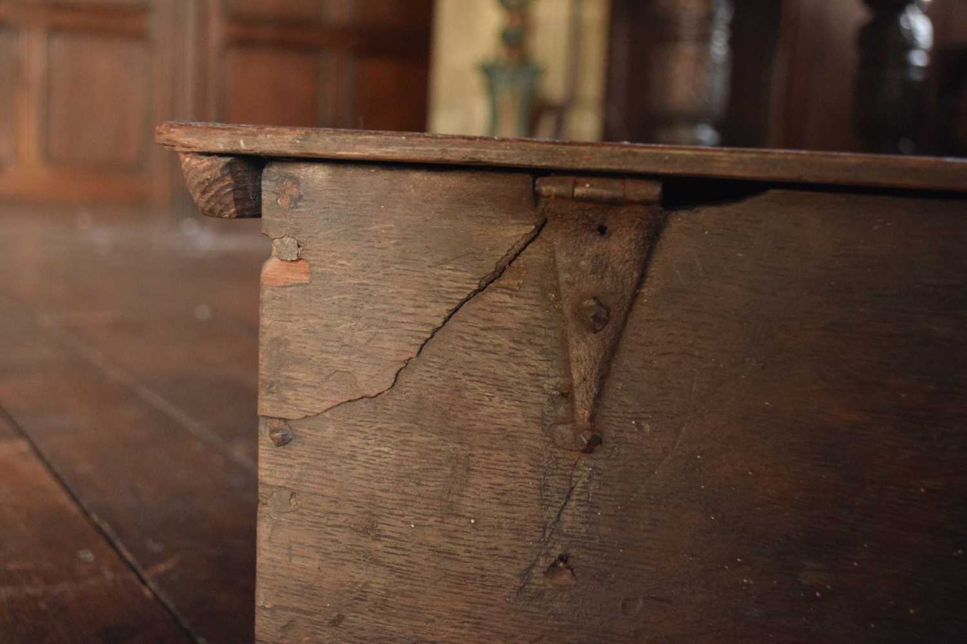 Large early 17th Century boarded oak box - Image 9 of 21