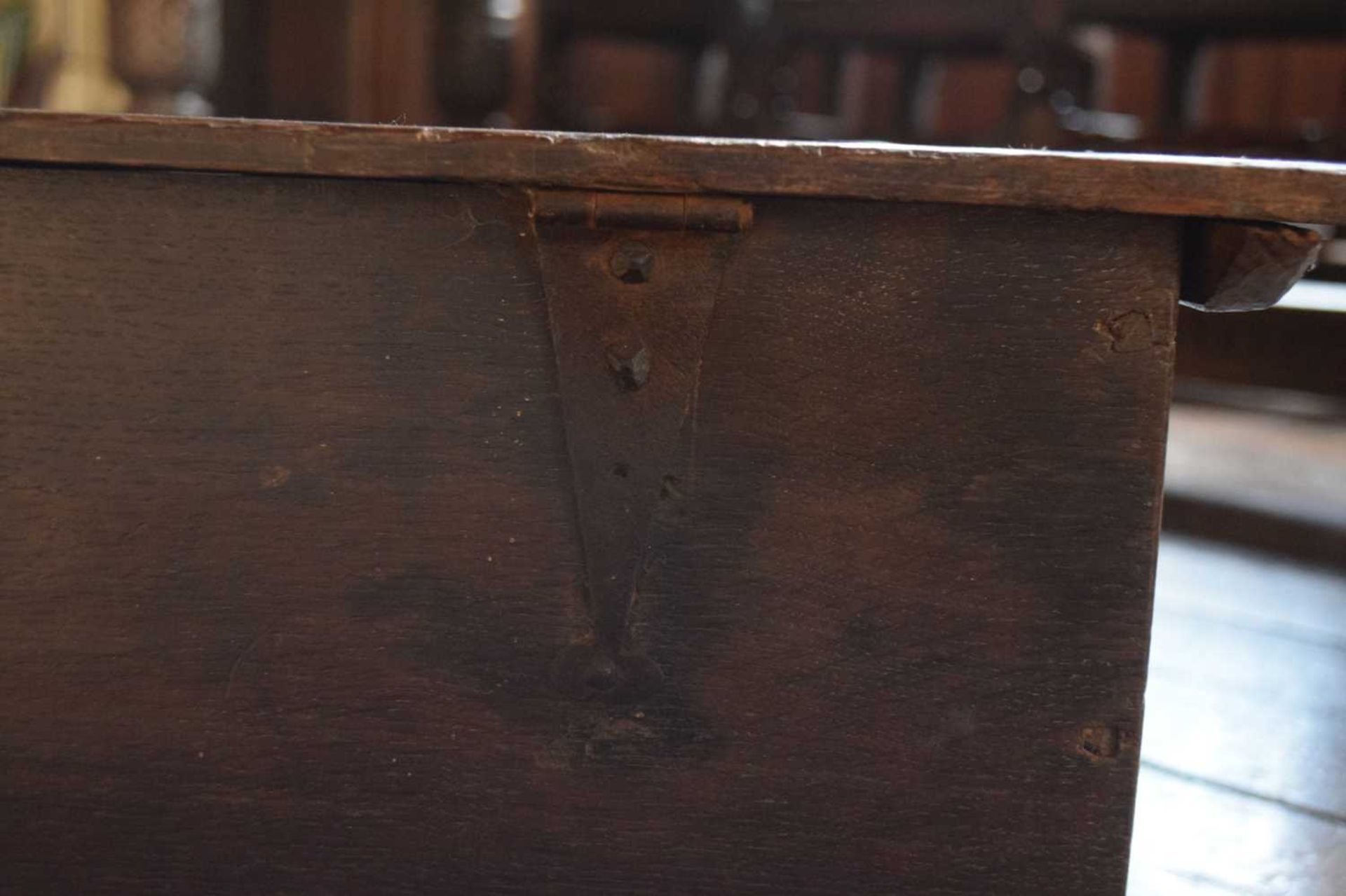 Large early 17th Century boarded oak box - Image 10 of 21