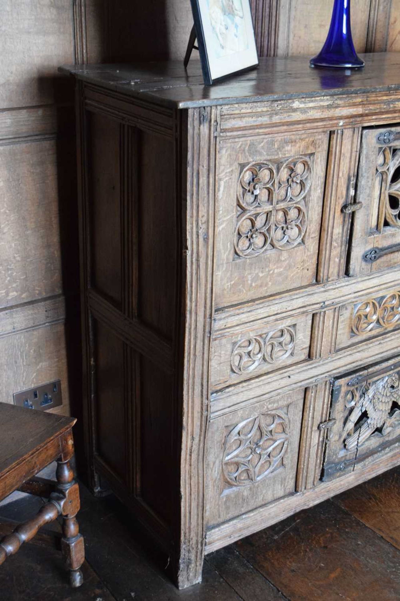 Oak aumbry, in the English manner of circa 1500 - Image 3 of 14