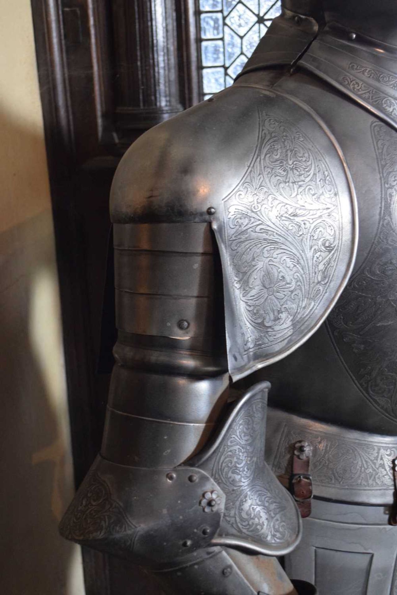 Replica Spanish suit of armour - Image 4 of 13