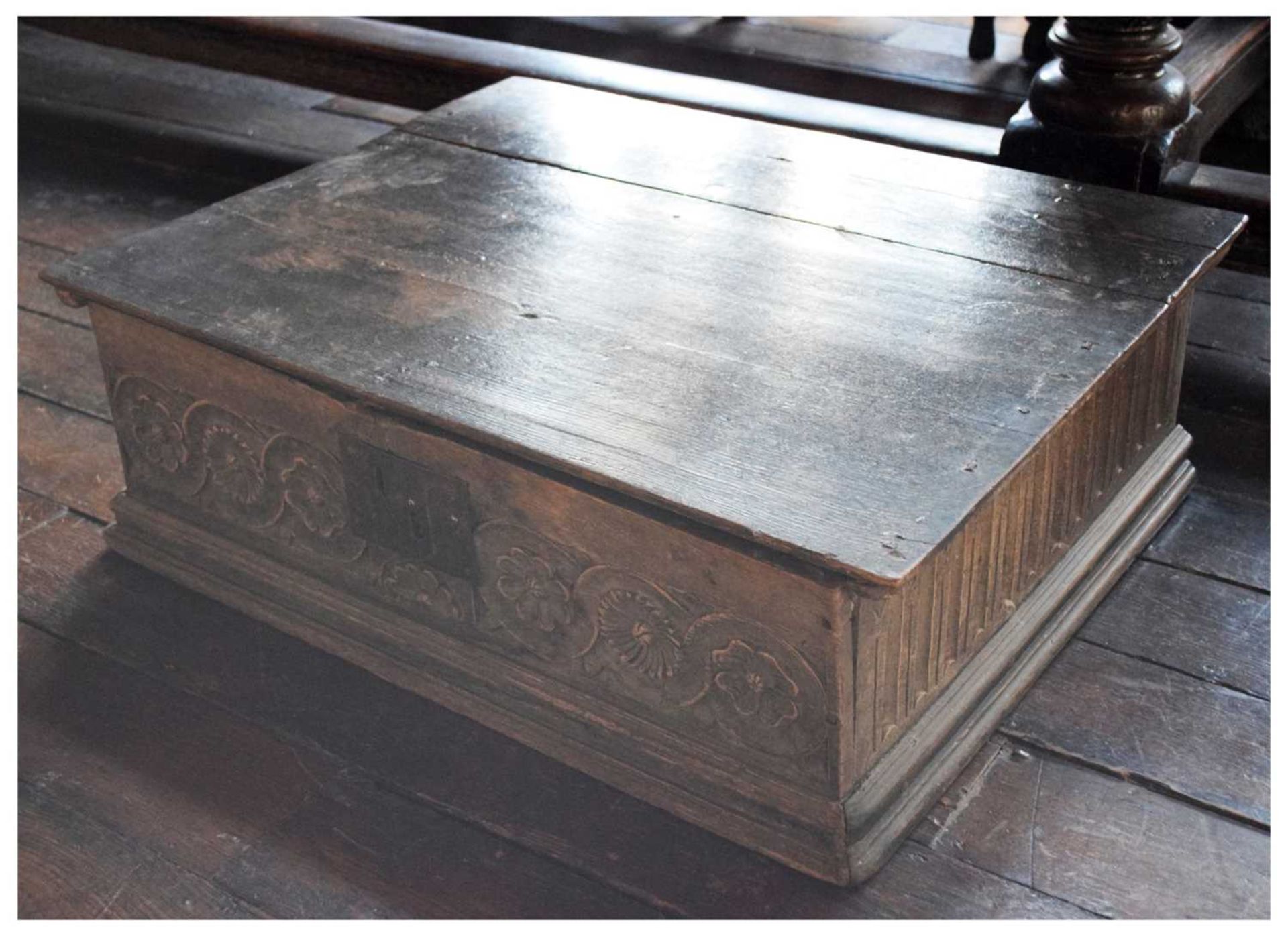 Large early 17th Century boarded oak box - Image 21 of 21