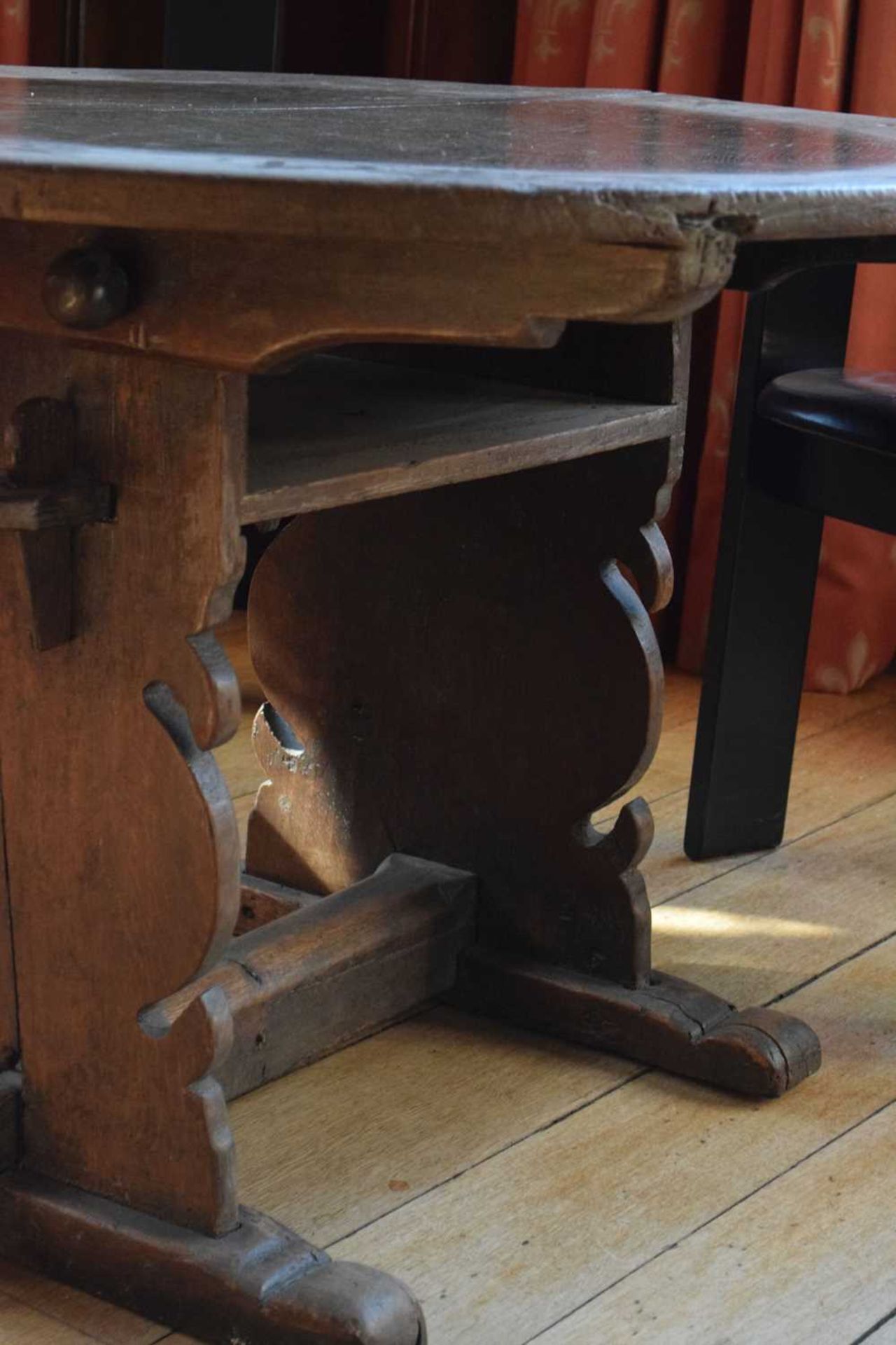 16th Century German oak centre table, Westfalia, 1550 – 1600 - Image 4 of 8