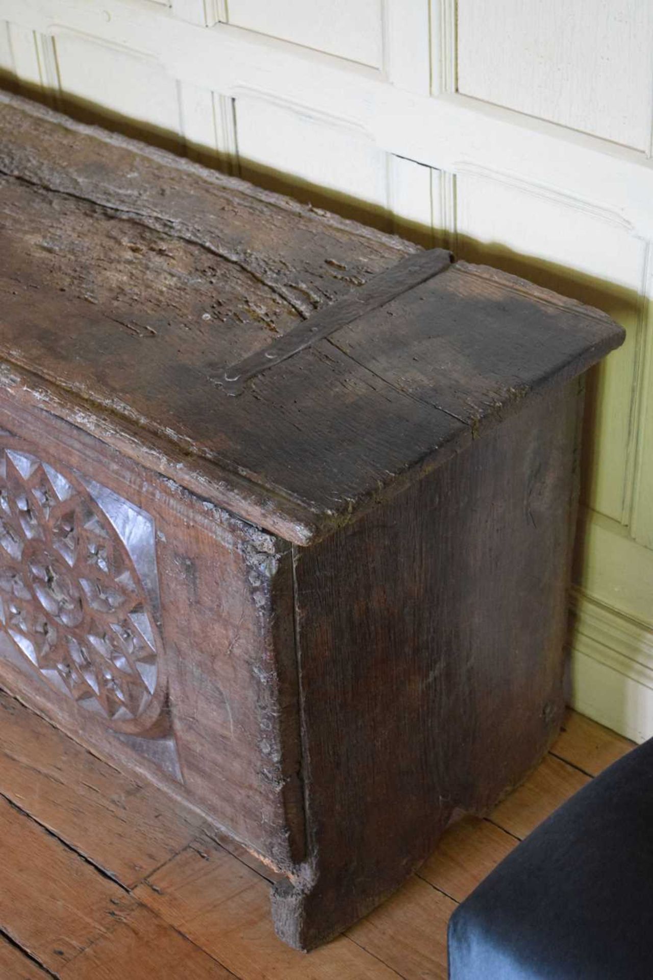 Impressive oak boarded chest, circa 1500 - Image 7 of 25