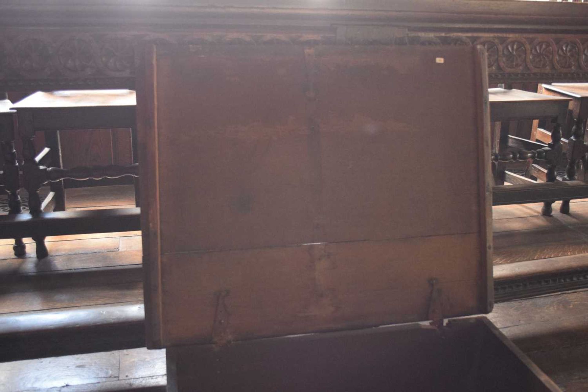 Large early 17th Century boarded oak box - Image 12 of 21