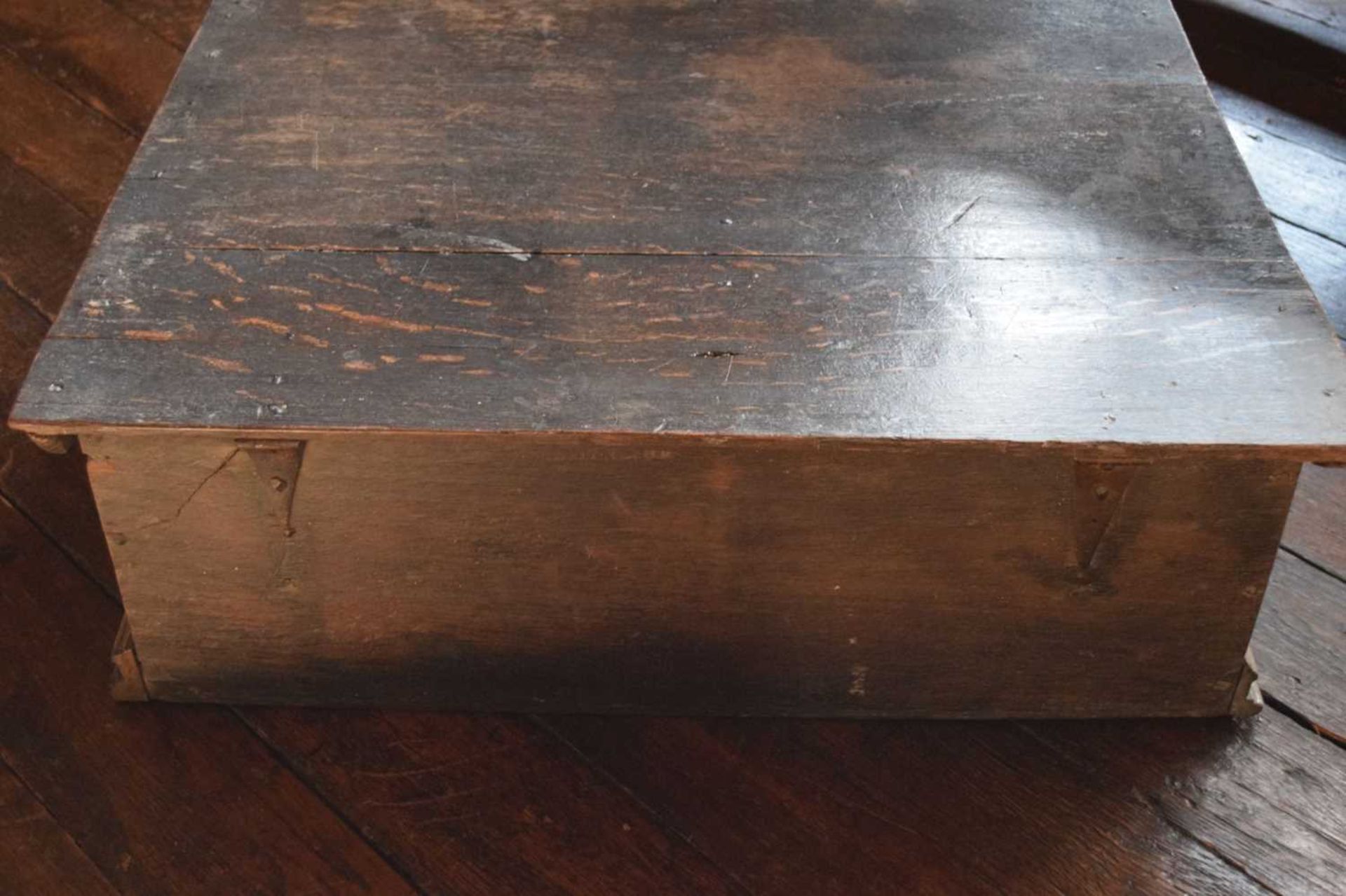 Large early 17th Century boarded oak box - Image 8 of 21