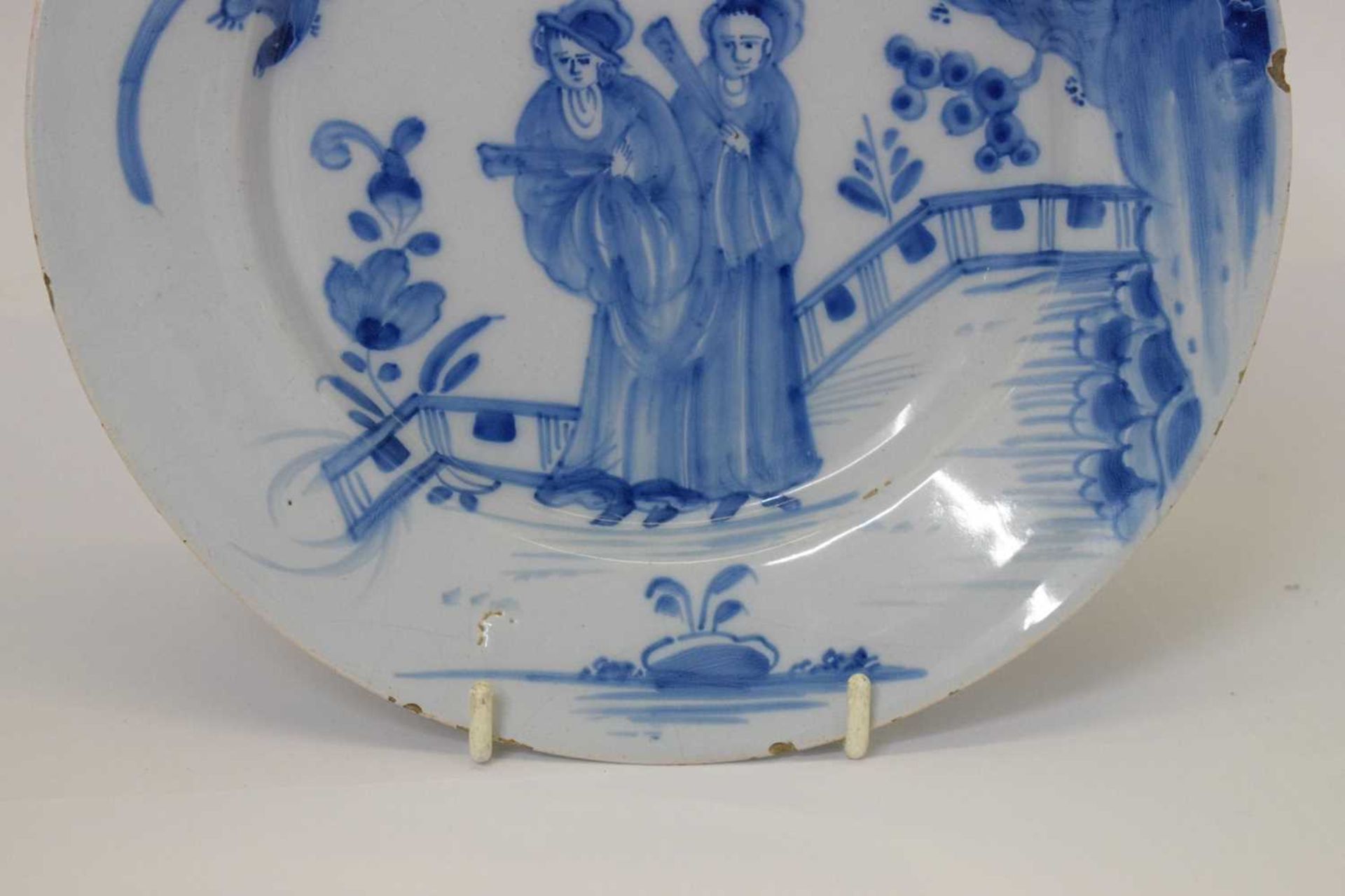 Two mid-18th Century Chinoiserie English delft plates - Image 4 of 10