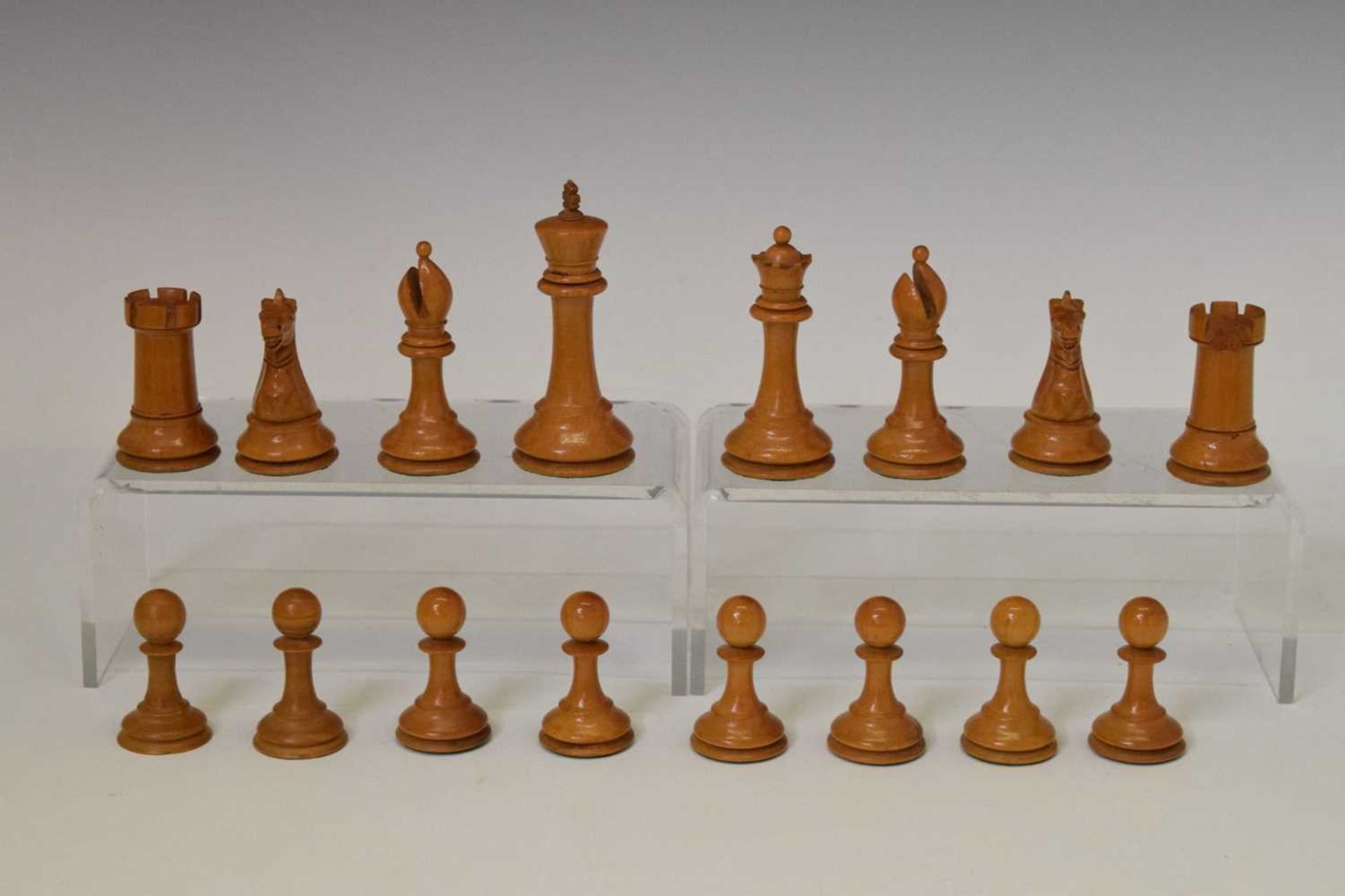 Staunton pattern boxwood and ebonised chess set - Image 4 of 10