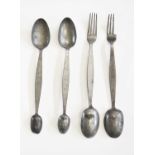 Four pieces of double ended cutlery