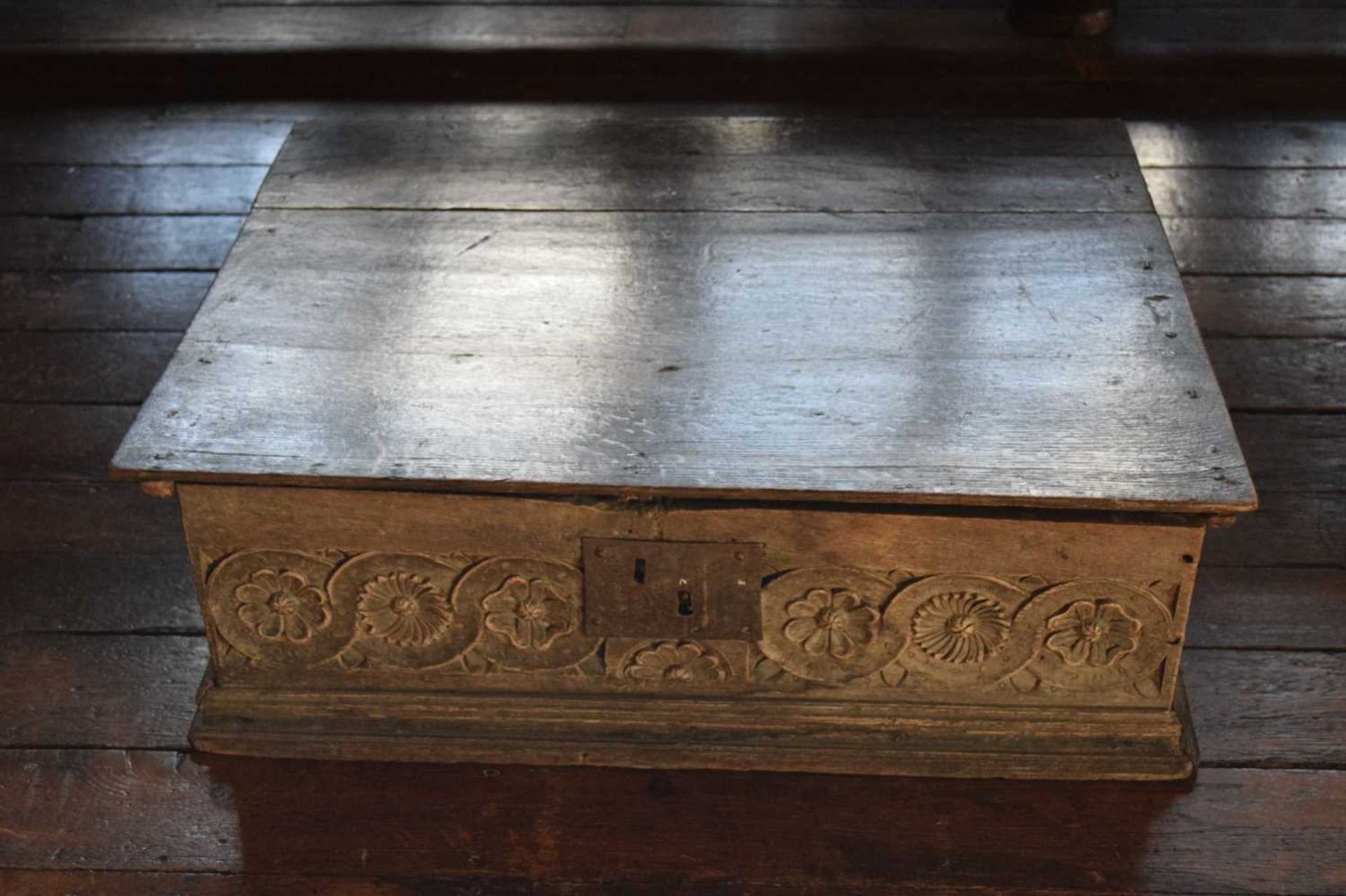 Large early 17th Century boarded oak box - Image 4 of 21