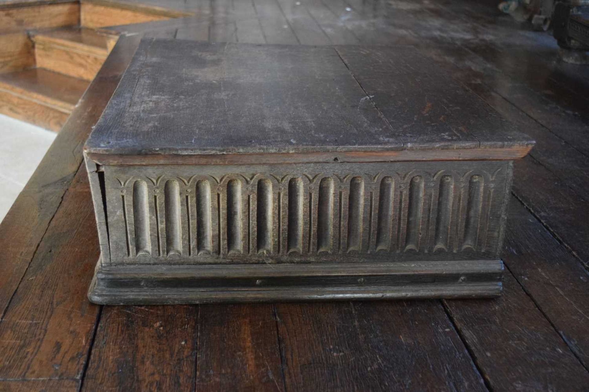 Large early 17th Century boarded oak box - Image 3 of 21