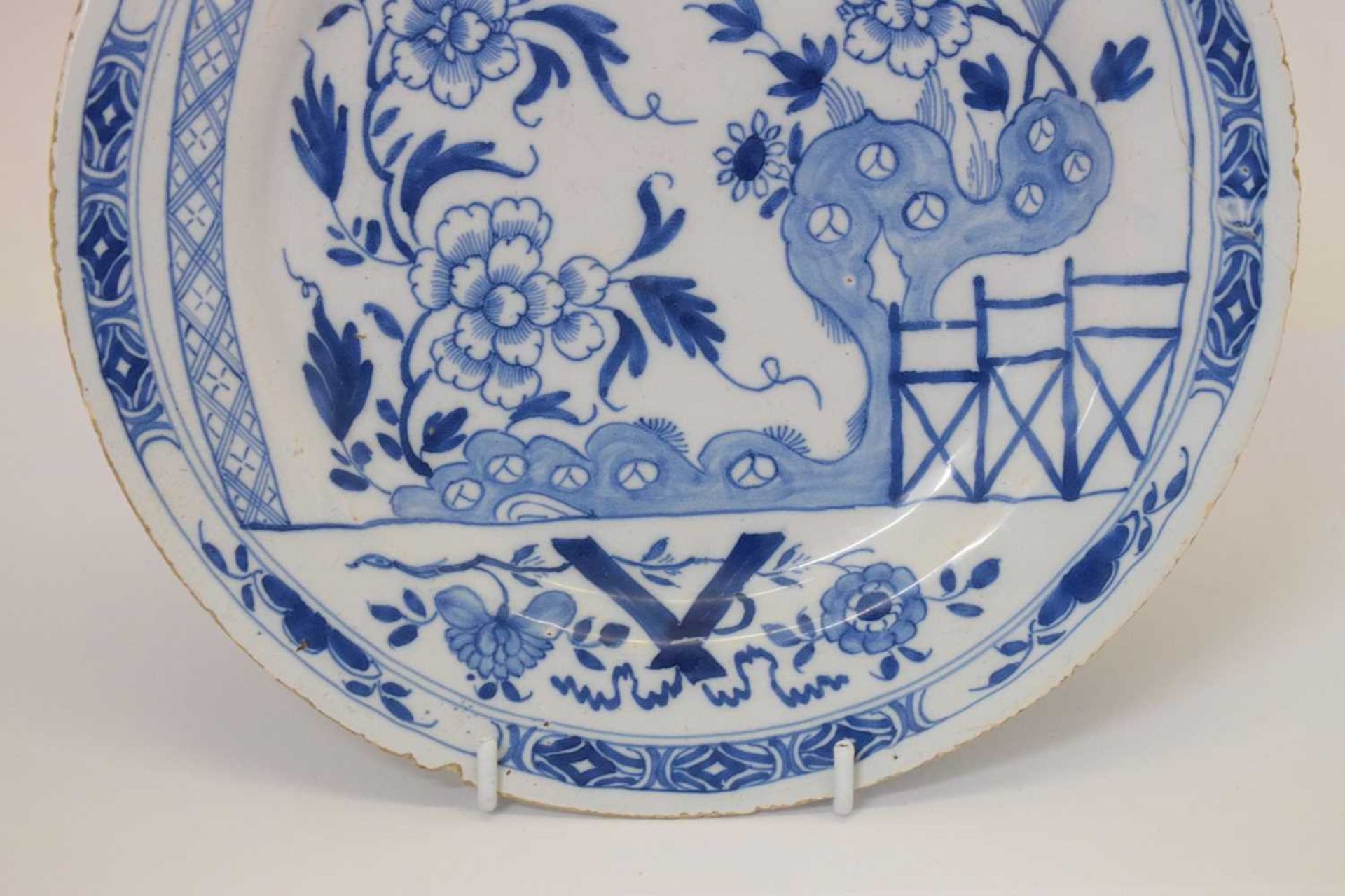 Two mid-18th Century Chinoiserie English delft plates - Image 8 of 10