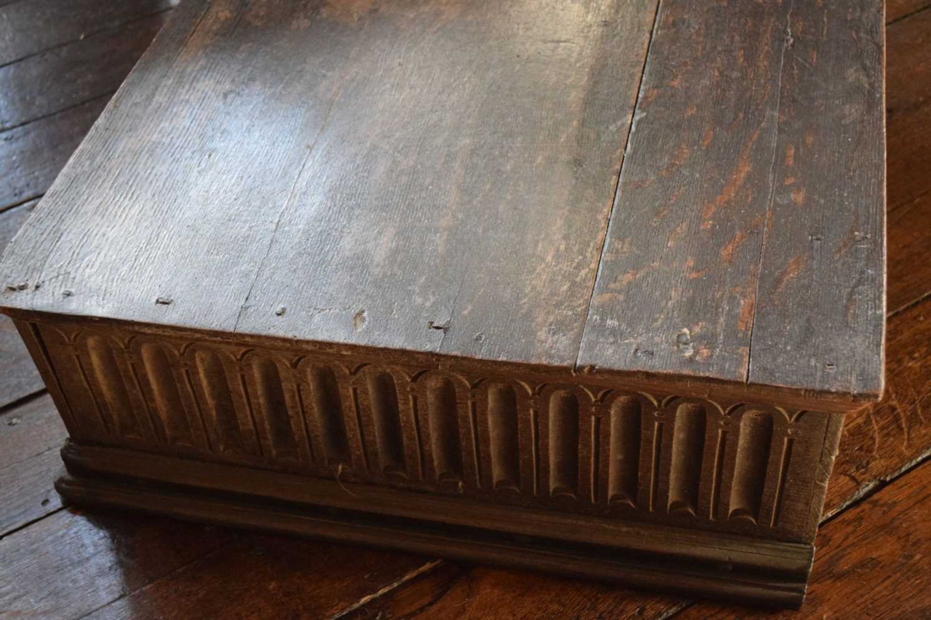 Large early 17th Century boarded oak box - Image 7 of 21
