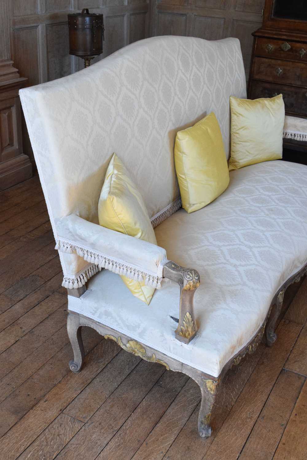 Early 20th Century carved beech and parcel-gilt settee - Image 3 of 12