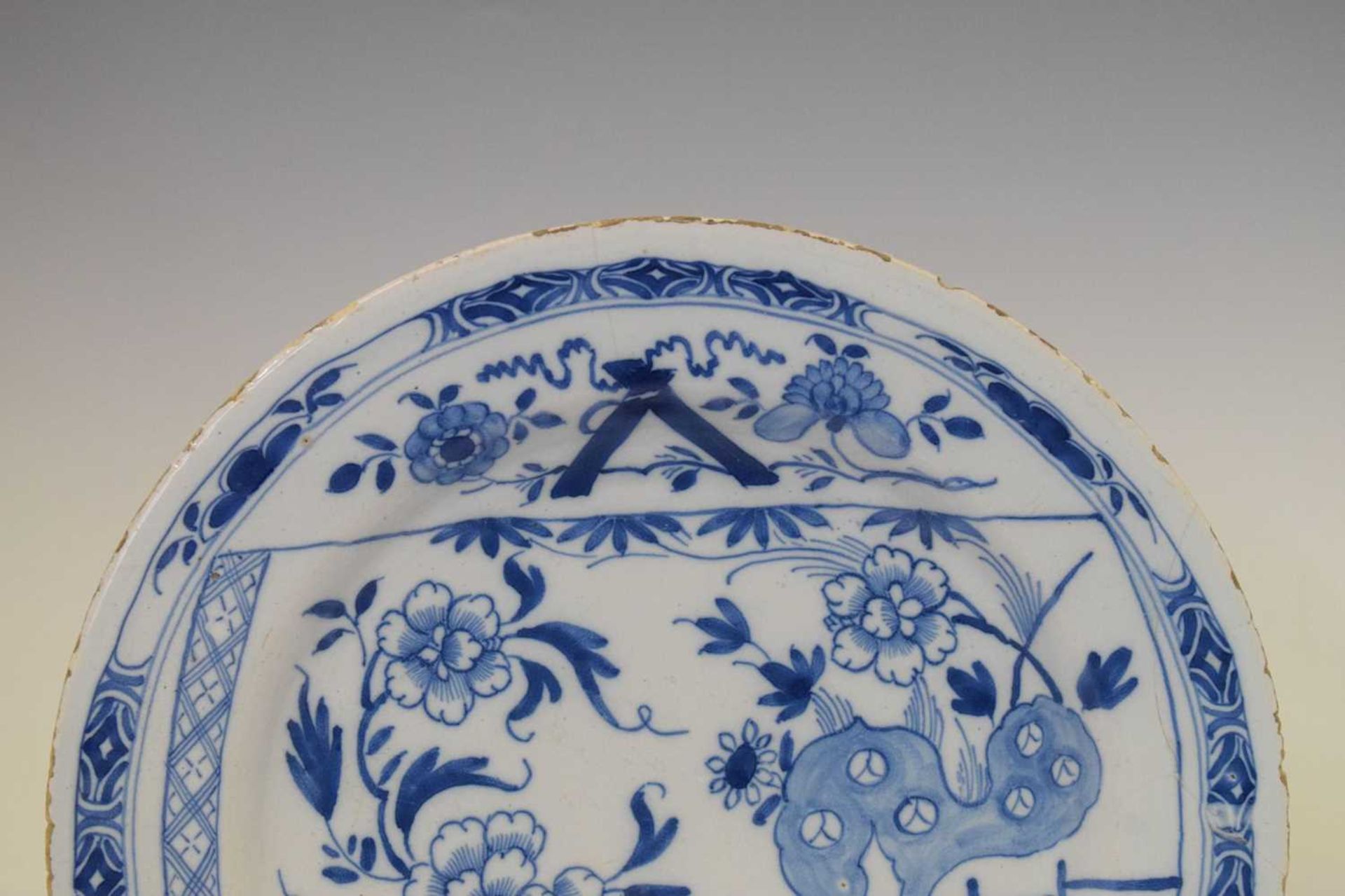 Two mid-18th Century Chinoiserie English delft plates - Image 7 of 10