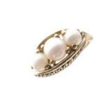 9ct gold ring set three split cultured pearls