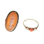 9ct gold three-stone ring set cultured pearls and coral