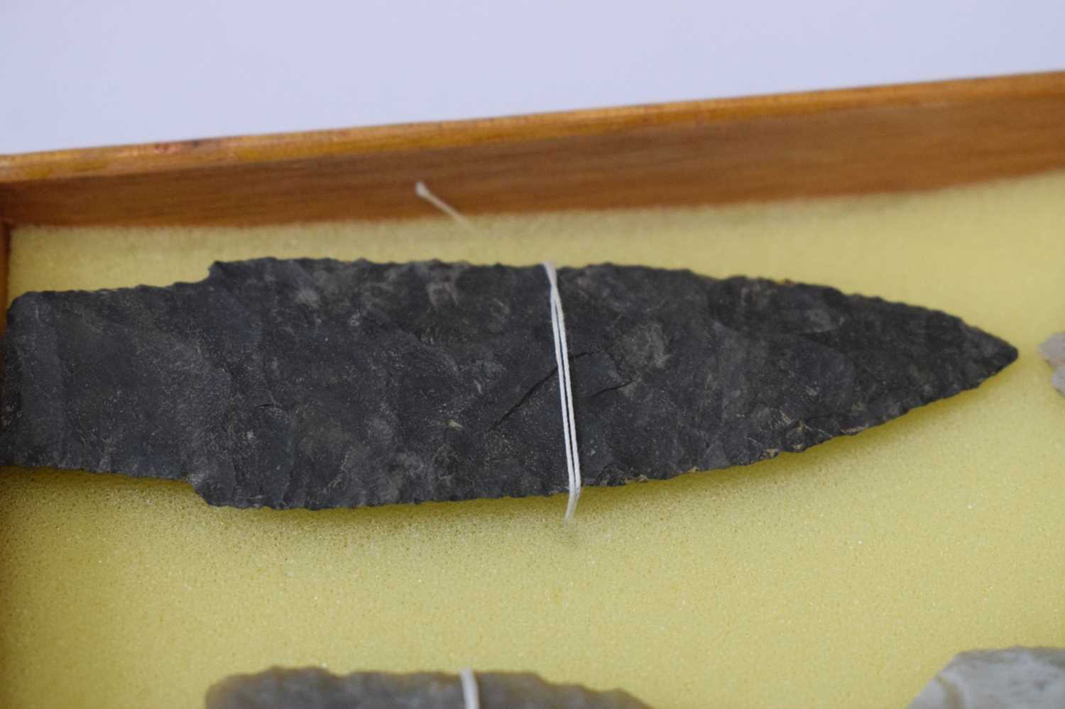 Collection of primitive fint and other arrowheads - Image 4 of 10