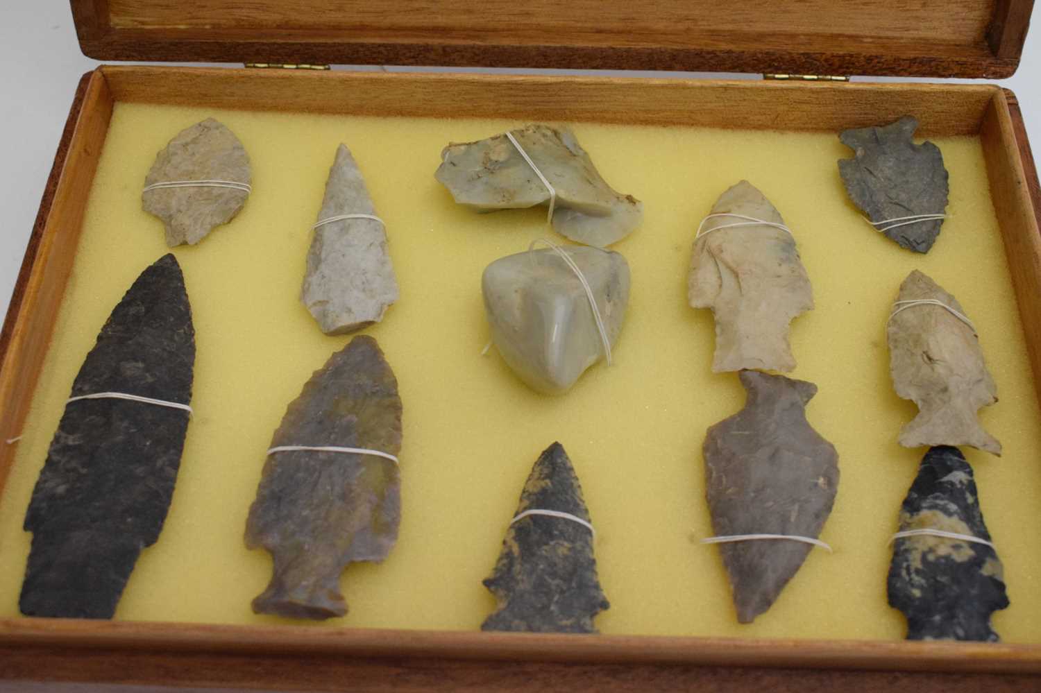 Collection of primitive fint and other arrowheads - Image 3 of 10