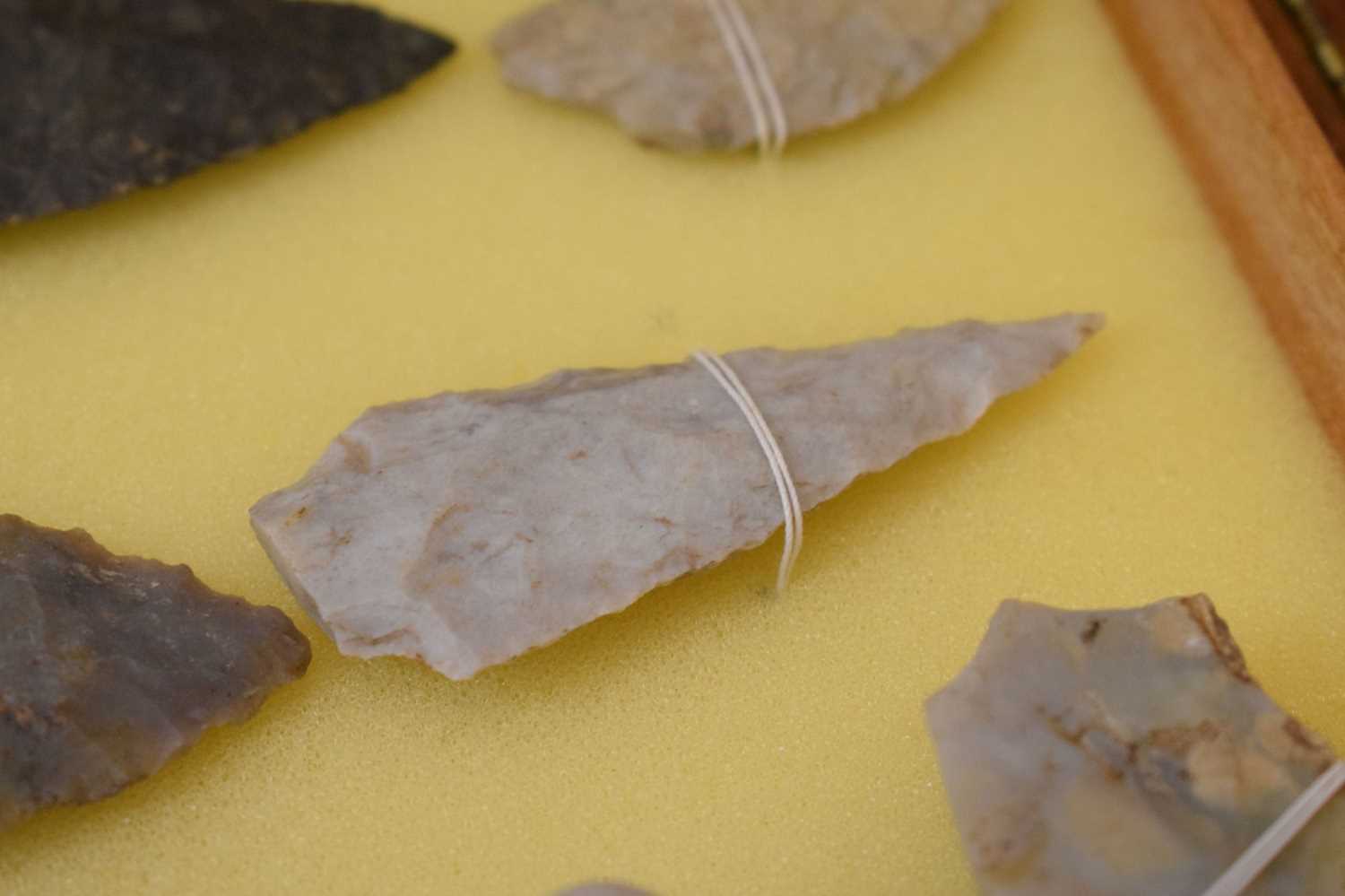 Collection of primitive fint and other arrowheads - Image 6 of 10