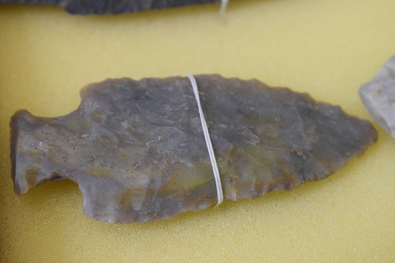 Collection of primitive fint and other arrowheads - Image 8 of 10