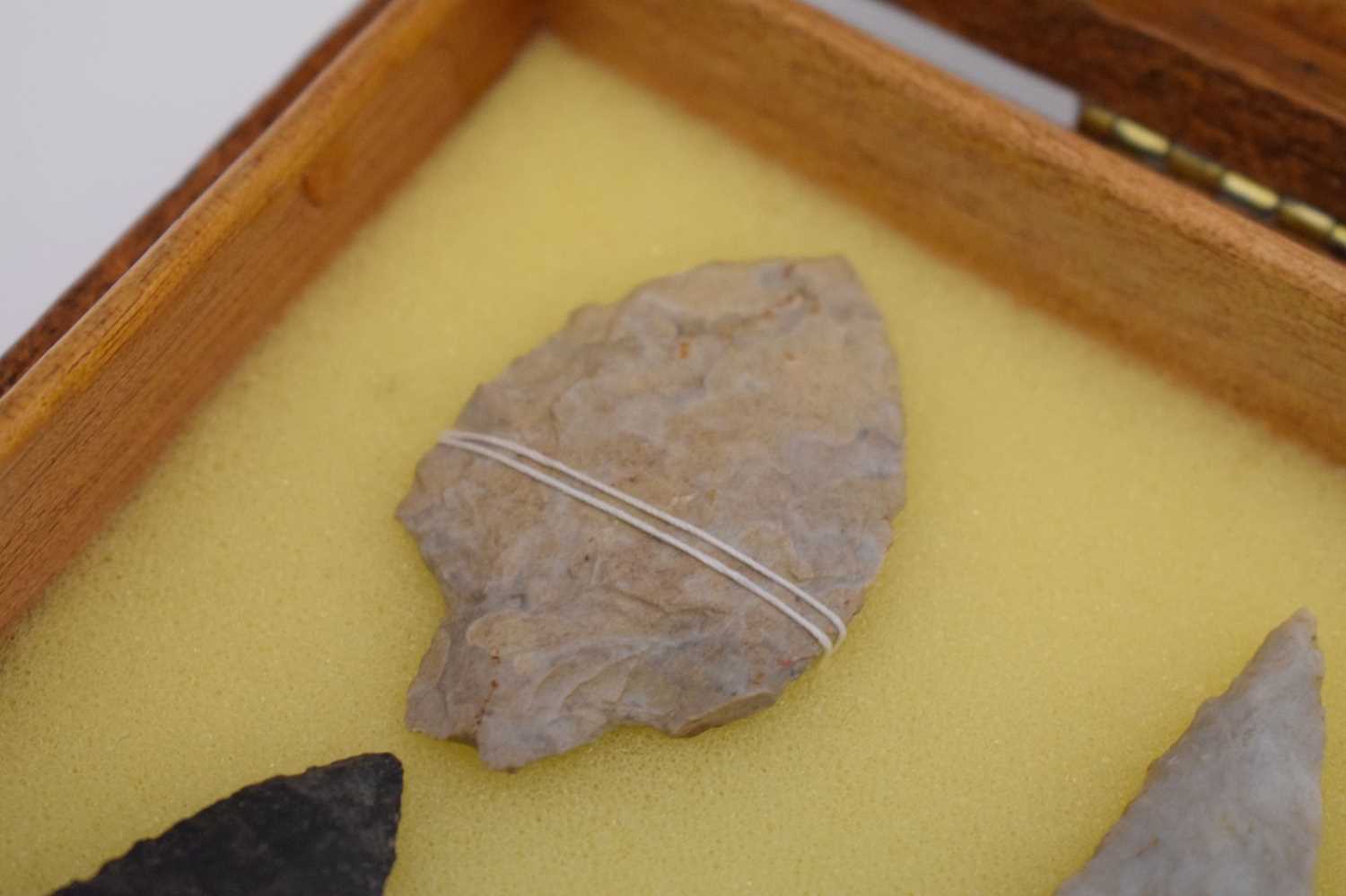 Collection of primitive fint and other arrowheads - Image 5 of 10