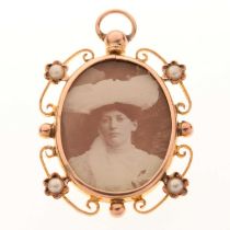 Edwardian gold picture pendant