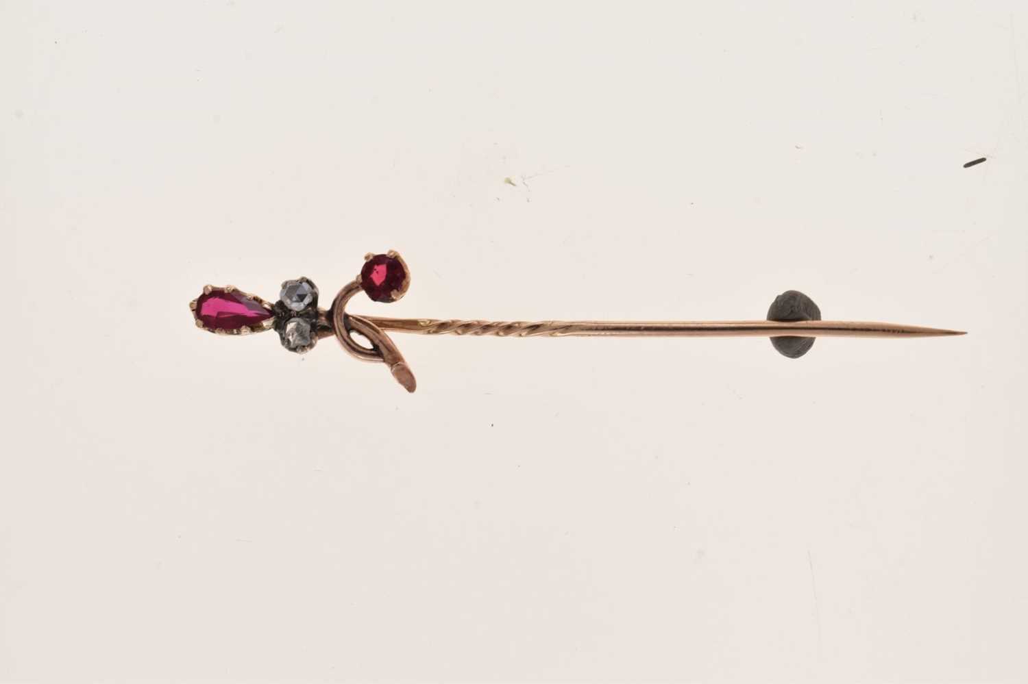 A rose diamond and red paste set stick pin - Image 7 of 7