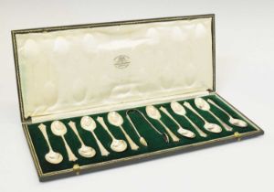 Cased set of twelve George V silver teaspoons and tongs