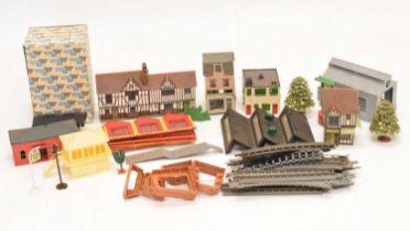 Large quantity of Triang-Hornby and other 00 gauge trackside buildings