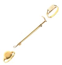 '9ct' riding crop brooch