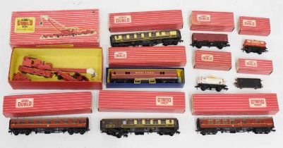 Hornby Dublo - Nineteen boxed 00 gauge items