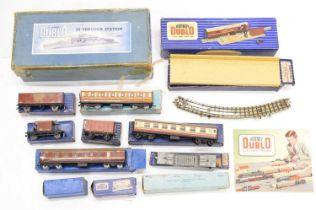 Hornby Dublo - Twenty-seven boxed 00 gauge wagons/rolling stock