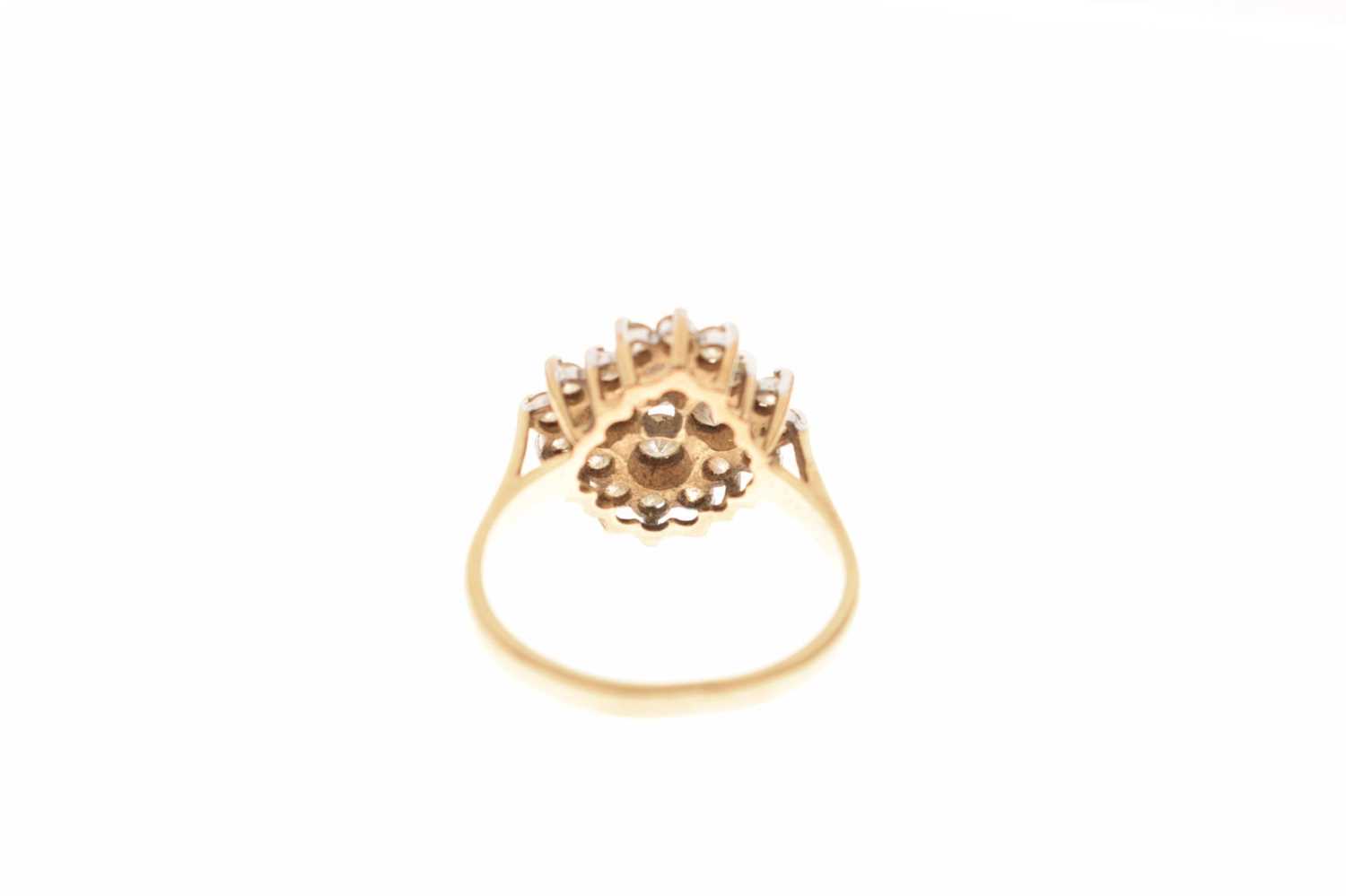 9ct gold cluster ring set white stones - Image 5 of 6