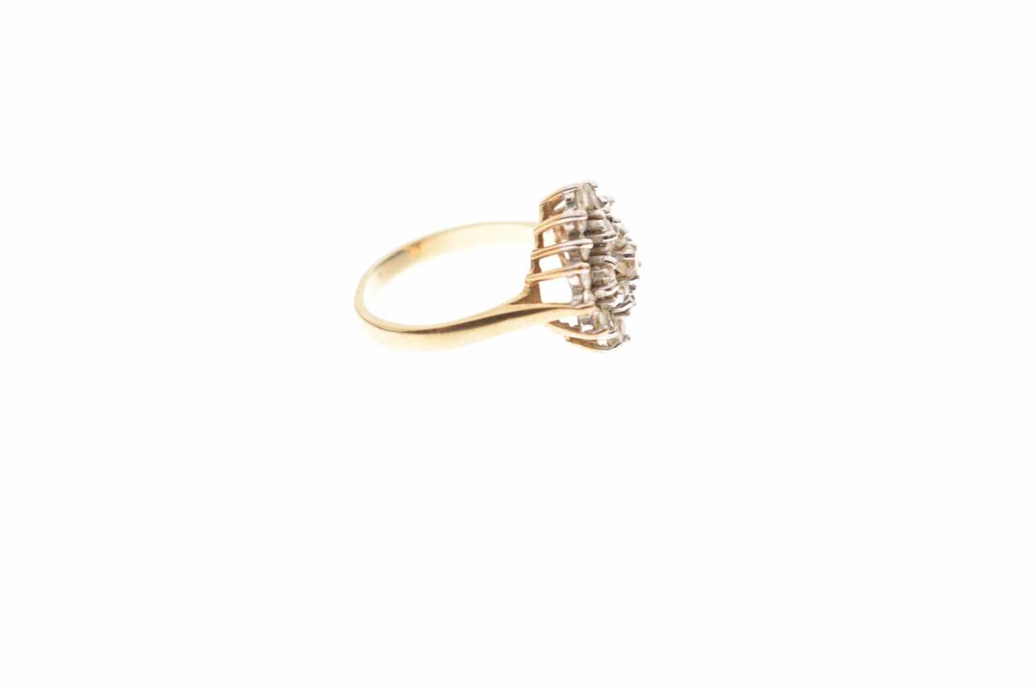 9ct gold cluster ring set white stones - Image 6 of 6