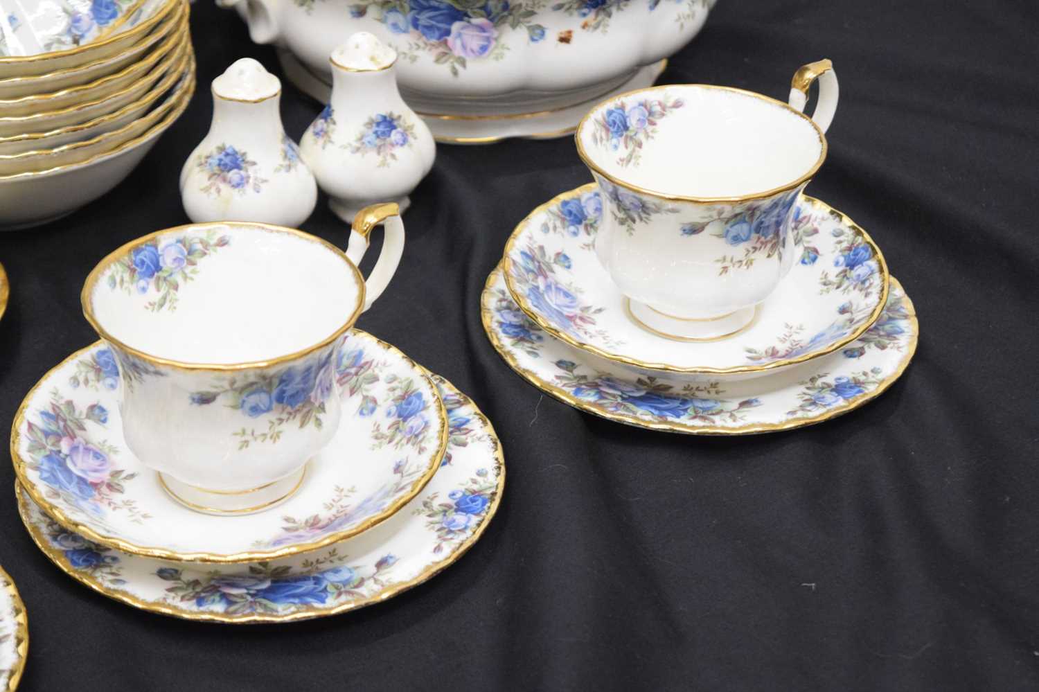 Extensive Royal Albert 'Moonlight Rose' (Blue Roses) pattern tea and dinner wares - Image 15 of 19