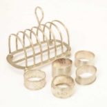 George V silver toast rack, together with five silver napkin rings