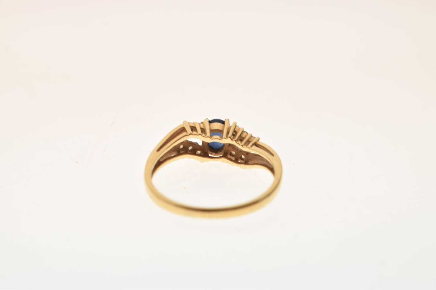 18c gold sapphire and white sapphire dress ring - Image 3 of 6