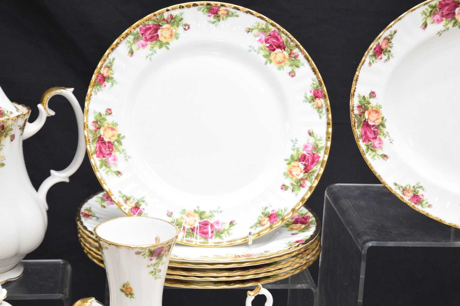 Royal Albert 'Old Country Roses' pattern part tea and dinner wares - Image 6 of 14