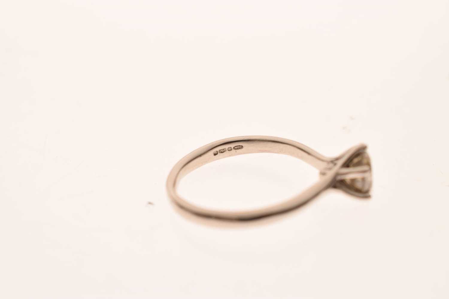 Diamond single stone platinum ring - Image 5 of 8