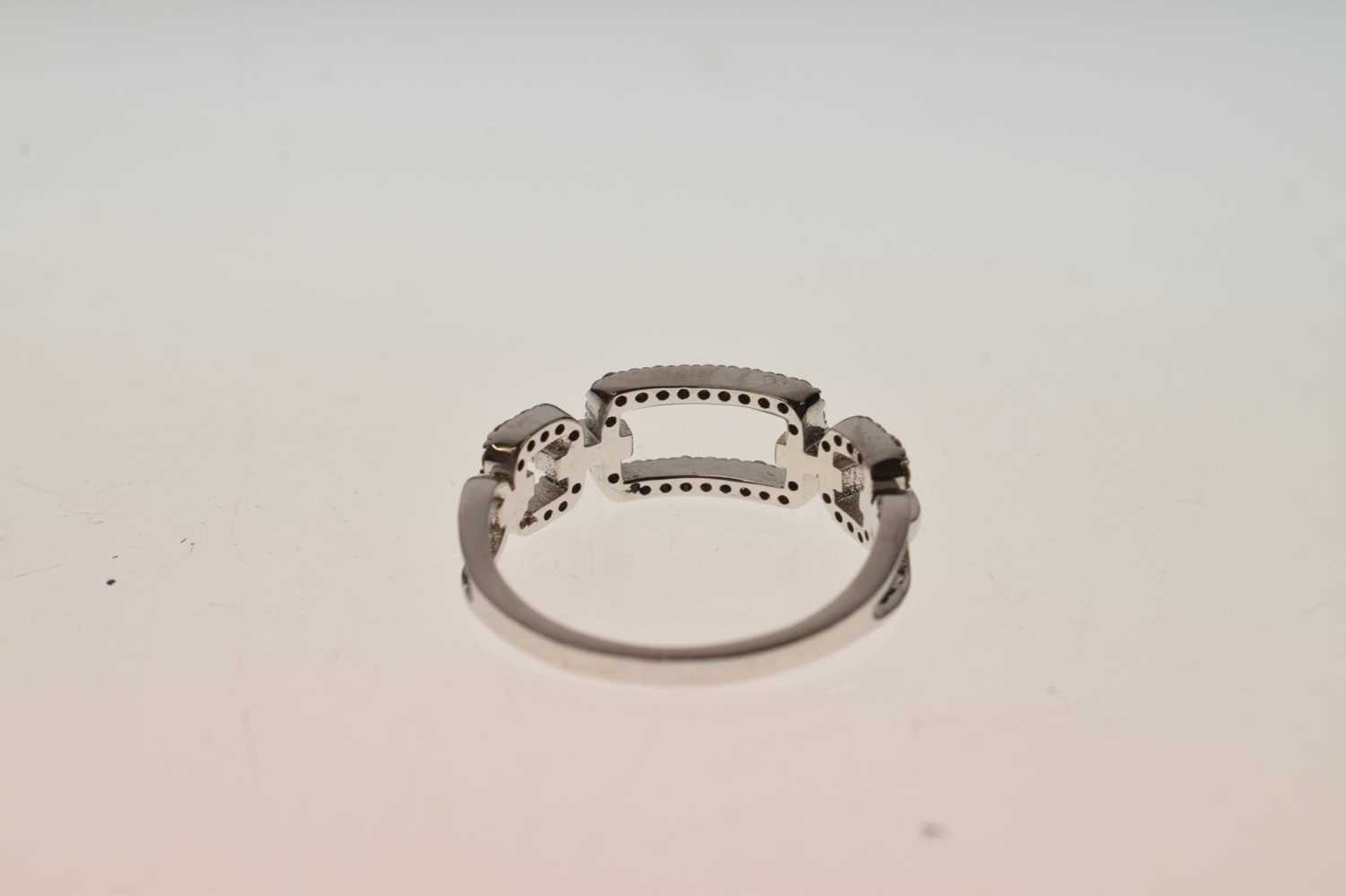 Diamond set dress ring of chain links design - Image 3 of 8