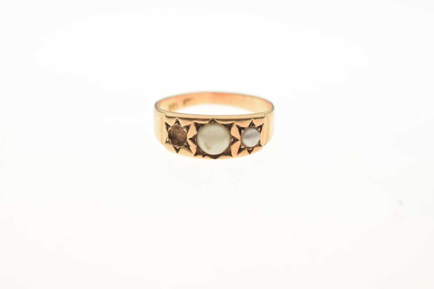 15ct gold ring set seed pearls - Image 6 of 6