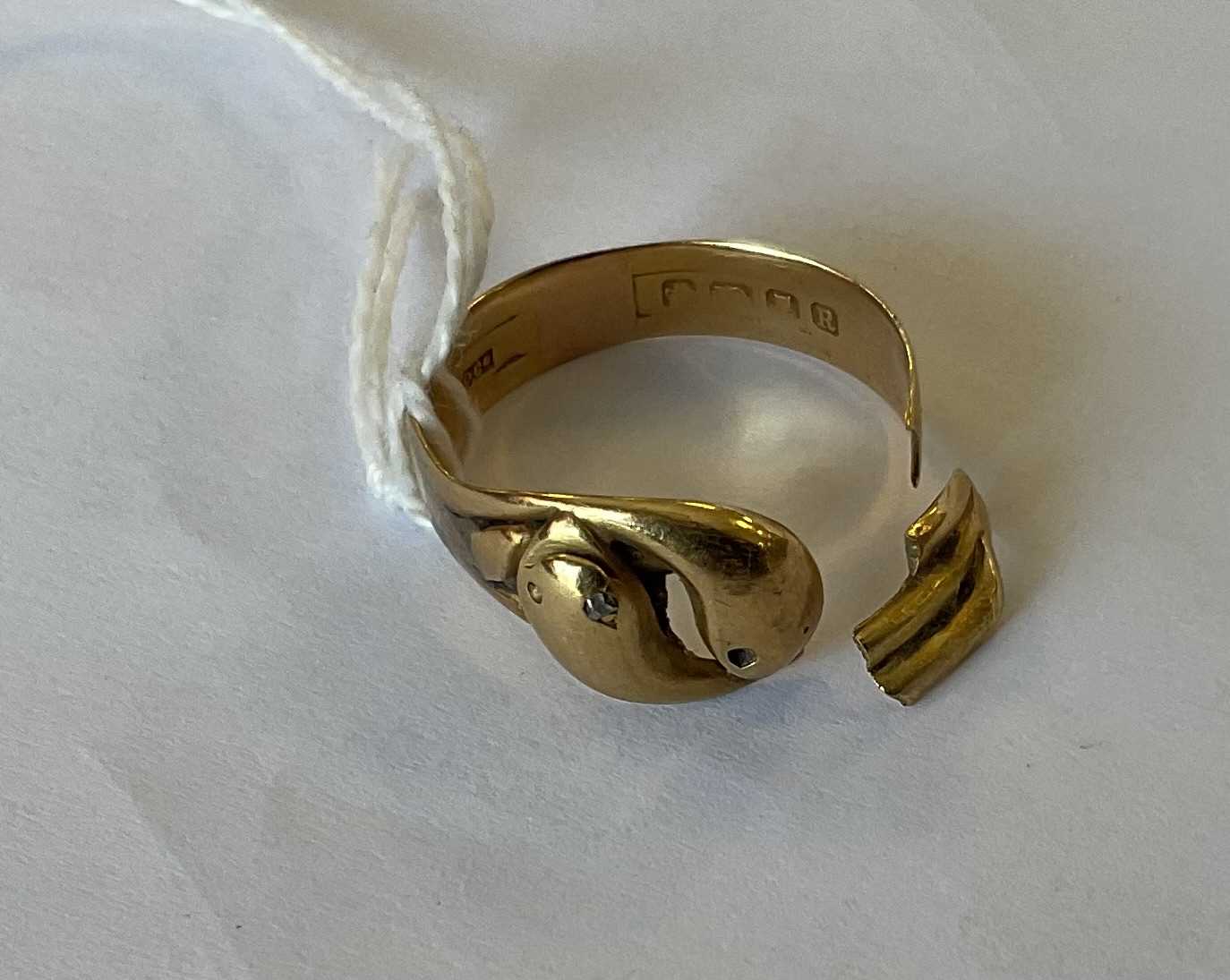 18ct gold serpent design ring - Image 8 of 9