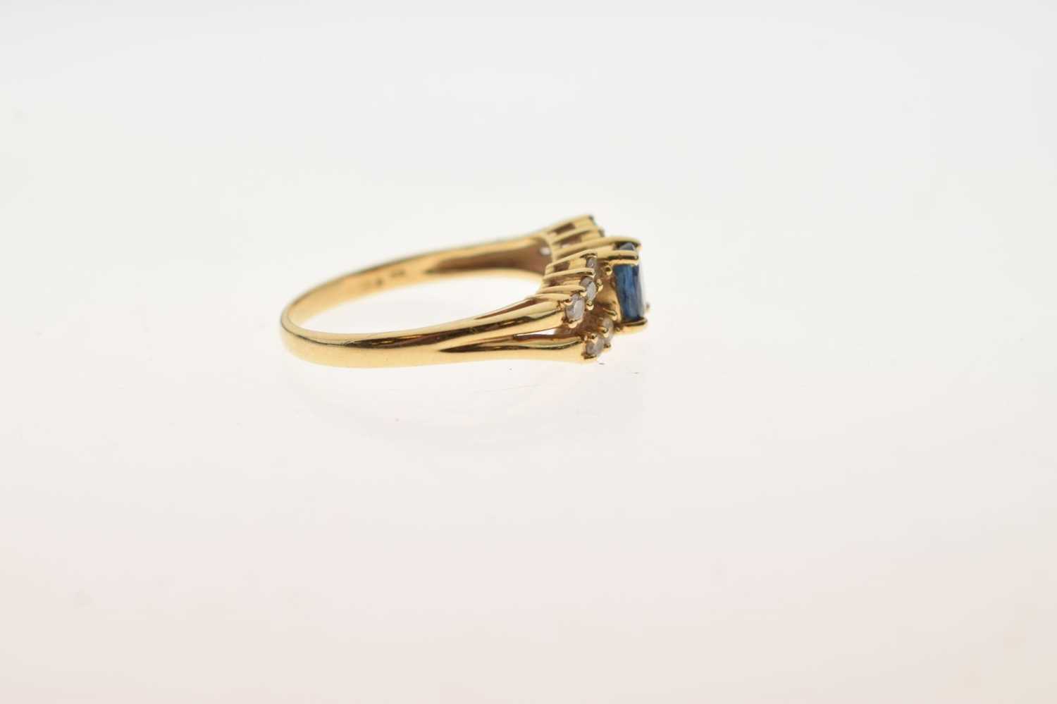 18c gold sapphire and white sapphire dress ring - Image 4 of 6