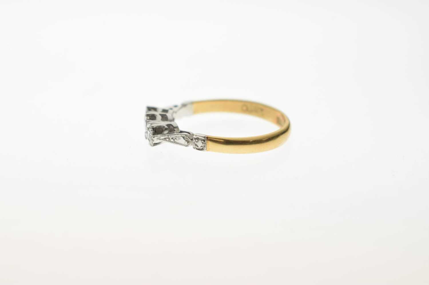 Diamond three-stone ring - Image 2 of 6