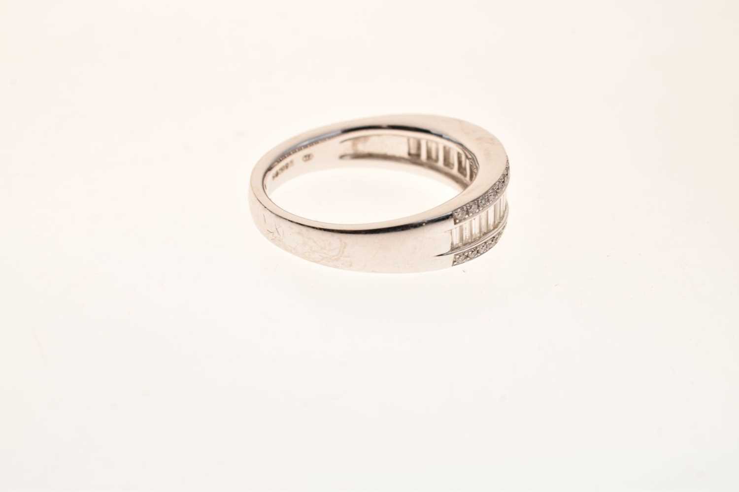 18ct white gold, baguette and brilliant cut diamond ring - Image 4 of 6